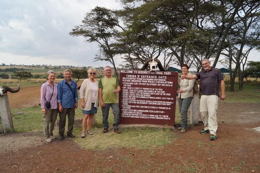Reisegruppe am Eingang zur Serengeti