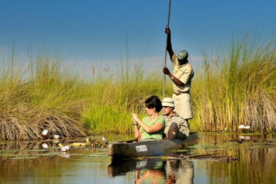 Mit dem Mokoro durch die Tiefen des Okavango Deltas gleiten. Unvergesslich.